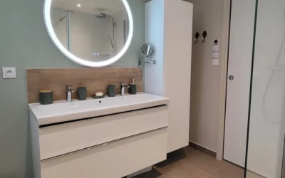 Rénovation complète d’une salle de bain avec remplacement de baignoire par une douche à Angers